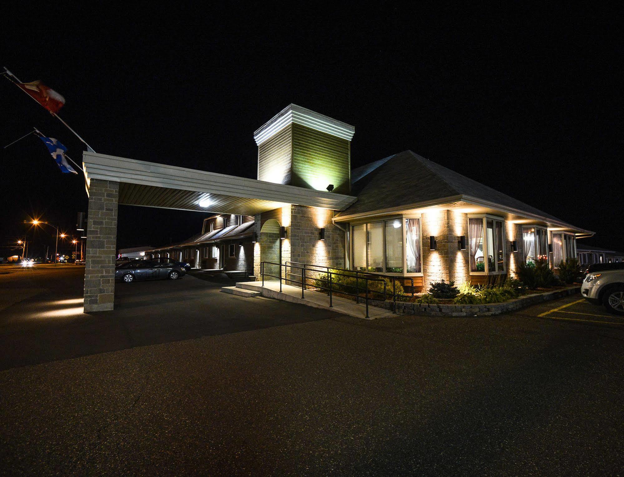 Hotel Motel La Vigie Matane Exterior photo