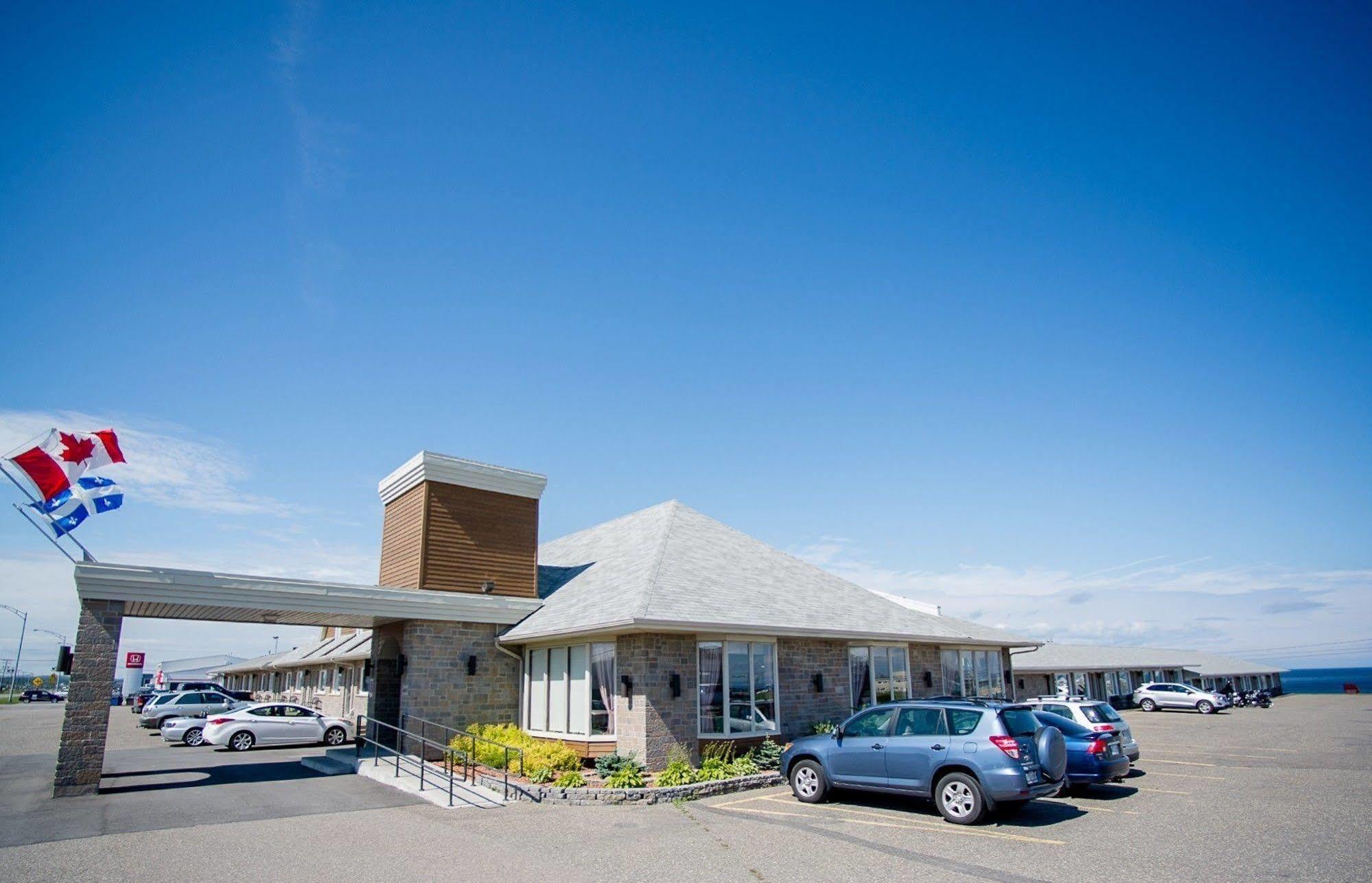 Hotel Motel La Vigie Matane Exterior photo